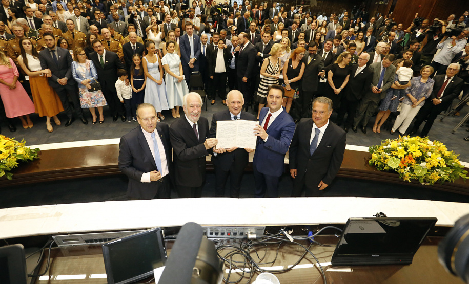 O governador Carlos Massa Ratinho Júnior tomou posse na manhã desta terça-feira (01) na Assembleia Legislativa do Paraná. O governador e o vice Darci Piana, ao lado de suas famílias, subiram a rampa da Assembleia e foram recebidos pelo presidente da Casa, deputado Ademar Traiano. Os eleitos também receberam as primeiras honras militares. - Curitiba, 01/01/2019 - Foto: Arnaldo Alves/ANPr