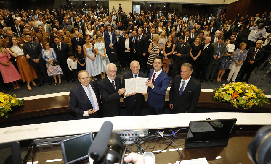 O governador Carlos Massa Ratinho Júnior tomou posse na manhã desta terça-feira (01) na Assembleia Legislativa do Paraná. O governador e o vice Darci Piana, ao lado de suas famílias, subiram a rampa da Assembleia e foram recebidos pelo presidente da Casa, deputado Ademar Traiano. Os eleitos também receberam as primeiras honras militares. - Curitiba, 01/01/2019 - Foto: Arnaldo Alves/ANPr