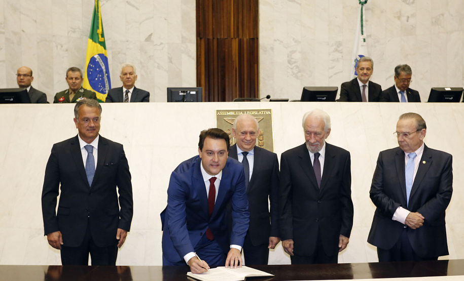 O governador Carlos Massa Ratinho Júnior tomou posse na manhã desta terça-feira (01) na Assembleia Legislativa do Paraná. O governador e o vice Darci Piana, ao lado de suas famílias, subiram a rampa da Assembleia e foram recebidos pelo presidente da Casa, deputado Ademar Traiano. Os eleitos também receberam as primeiras honras militares. - Curitiba, 01/01/2019 - Foto: Arnaldo Alves/ANPr