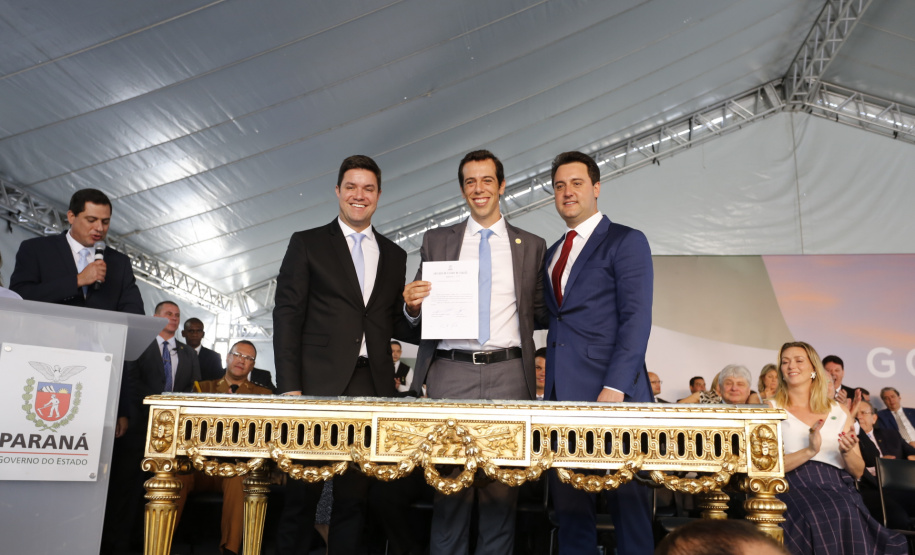 Governador Carlos Massa Ratinho Júnior dá posse ao secretário Renato Feder, da Educação. -  Curitiba, 01/01/2019  -  Foto: Arnaldo Alves/ANPr