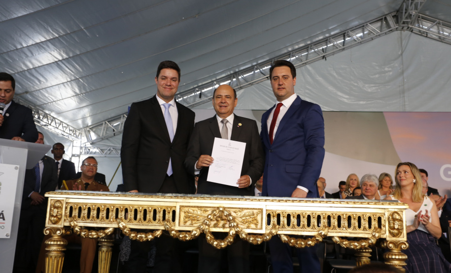 Governador Carlos Massa Ratinho Júnior dá posse ao secretário da Segurança Pública, general Luiz Felipe Carbonell  -   Curitiba, 01/01/2019  -  Foto: Arnaldo Alves/ANPr