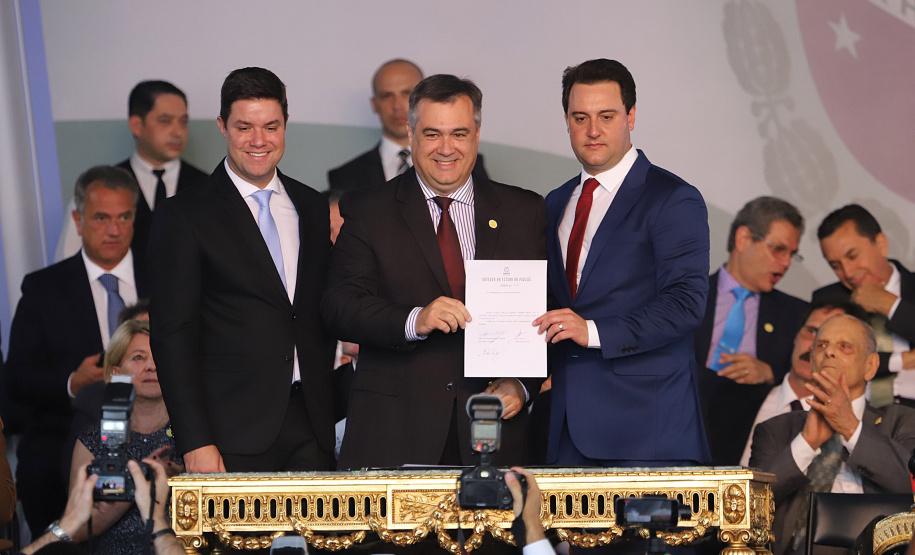 Governador Carlos Massa Ratinho Júnior dá posse ao secretário da Saúde, Beto Preto  -   Curitiba, 01/01/2019  -  Foto: José Fernando Ogura/ANPr