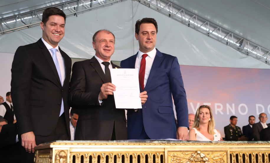 Governador Carlos Massa Ratinho Júnior dá posse ao secretário do Desenvolvimento Urbano e Obras Públicas, João Carlos Ortega .    Curitiba, 01/01/2019  -  Foto: Rodrigo Félix Leal