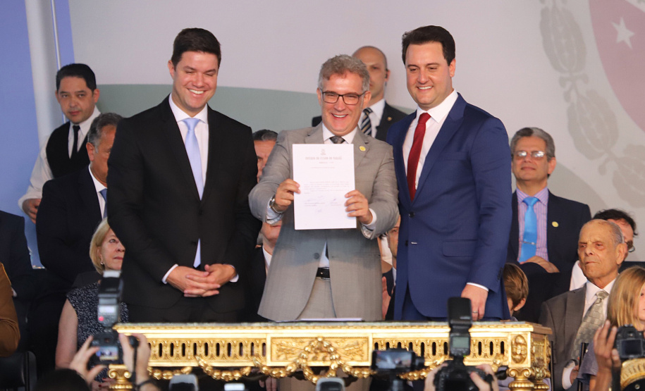 Governador Carlos Massa Ratinho Júnior dá posse ao secretário da Comunicação Social e Cultura, Hudson José. -   Curitiba, 01/01/2019  -  Foto: José Fernando Ogura/ANPr