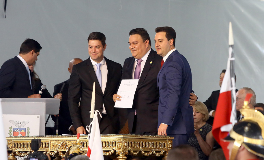 Governador Carlos Massa Ratinho Júnior dá posse ao Controlador Geral do Estado, Raul Siqueira.  Curitiba, 01/01/2019  -  Foto: Jaelson Lucas/ANPr