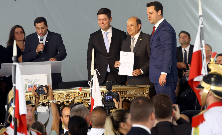Governador Carlos Massa Ratinho Júnior dá posse ao secretário da Segurança Pública, general Luiz Felipe Carbonell  -   Curitiba, 01/01/2019  -  Foto: Arnaldo Alves/ANPr