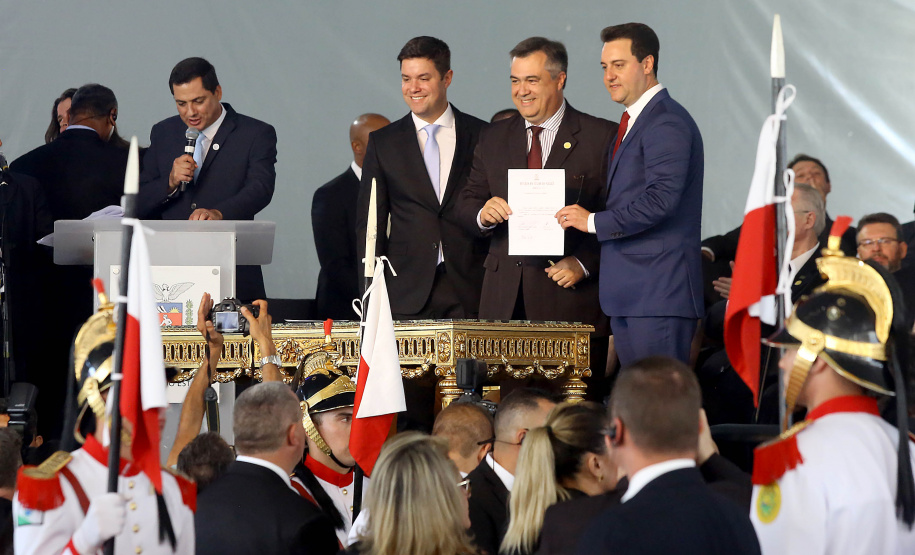 Governador Carlos Massa Ratinho Júnior dá posse ao secretário da Saúde, Beto Preto  -   Curitiba, 01/01/2019  -  Foto: Jaelson Lucas/ANPr