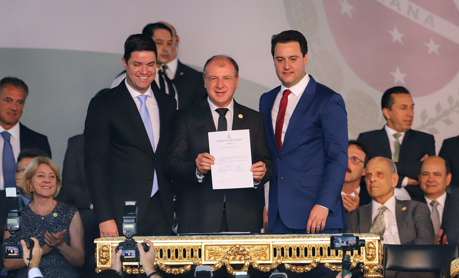 Governador Carlos Massa Ratinho Júnior dá posse ao secretário do Desenvolvimento Urbano e Obras Públicas, João Carlos Ortega .    Curitiba, 01/01/2019  -  Foto: