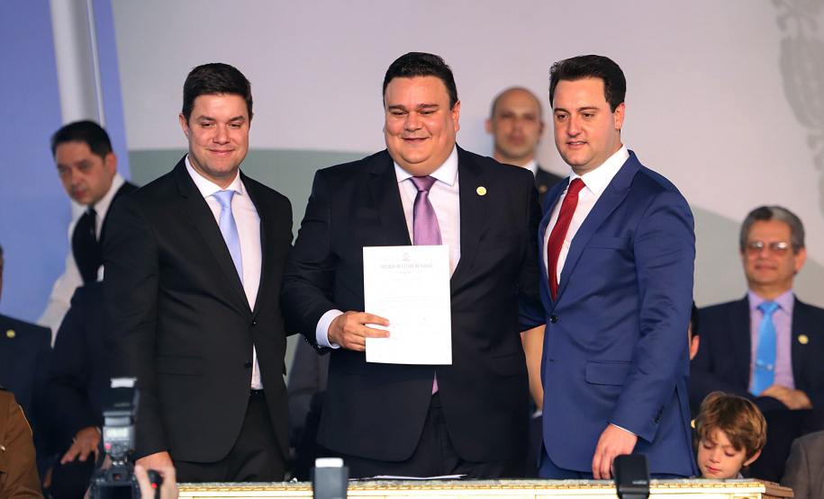 Governador Carlos Massa Ratinho Júnior dá posse ao Controlador Geral do Estado, Raul Siqueira.  Curitiba, 01/01/2019  -  Foto: José Fernando Ogura/ANPr