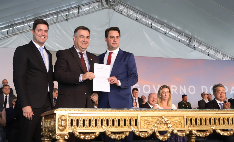 Governador Carlos Massa Ratinho Júnior dá posse ao secretário da Saúde, Beto Preto  -   Curitiba, 01/01/2019  -  Foto: Rodrigo Félix Leal