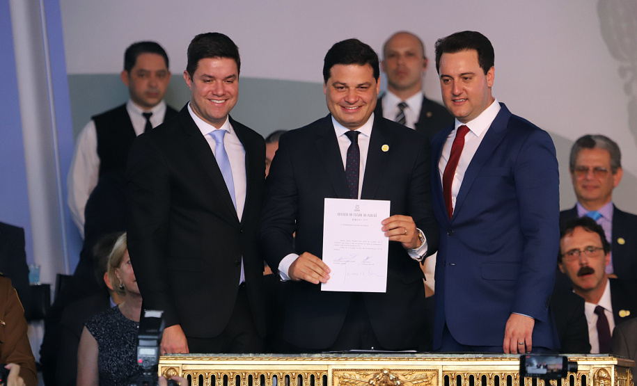 Governador Carlos Massa Ratinho Júnior dá posse ao secretario da Infraestrutura e Logística, Sandro Alex.   Curitiba, 01/01/2019  -  Foto: José Fernando Ogura/ANPr