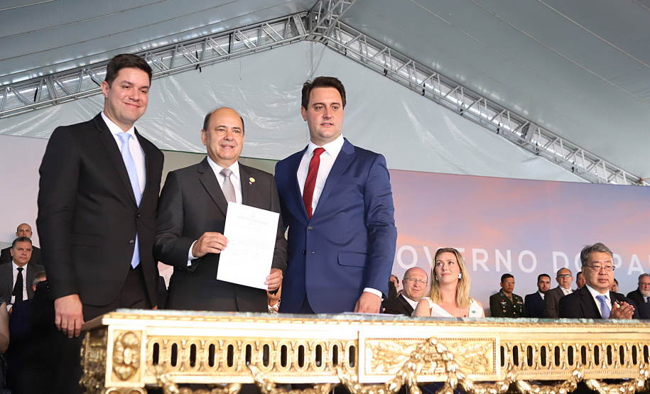 Governador Carlos Massa Ratinho Júnior dá posse ao secretário da Segurança Pública, general Luiz Felipe Carbonell  -   Curitiba, 01/01/2019  -  Foto: Rodrigo Félix Leal