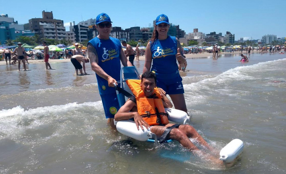 Cadeirantes e pessoas com dificuldade de locomoção podem tomar banho de mar no Litoral paranaense, graças ao Projeto Praia Acessível, desenvolvido em parceria pela Companhia de Saneamento do Paraná (Sanepar) e Secretaria Estadual da Família e Desenvolvimento Social (SEDS)