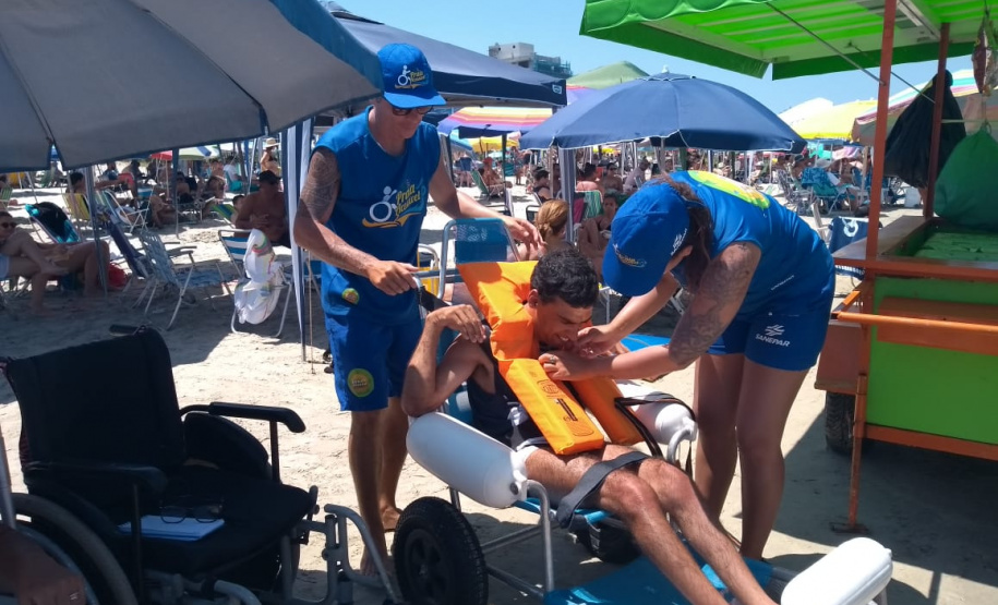 Cadeirantes e pessoas com dificuldade de locomoção podem tomar banho de mar no Litoral paranaense, graças ao Projeto Praia Acessível, desenvolvido em parceria pela Companhia de Saneamento do Paraná (Sanepar) e Secretaria Estadual da Família e Desenvolvimento Social (SEDS)