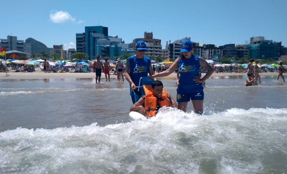 Cadeirantes e pessoas com dificuldade de locomoção podem tomar banho de mar no Litoral paranaense, graças ao Projeto Praia Acessível, desenvolvido em parceria pela Companhia de Saneamento do Paraná (Sanepar) e Secretaria Estadual da Família e Desenvolvimento Social (SEDS)