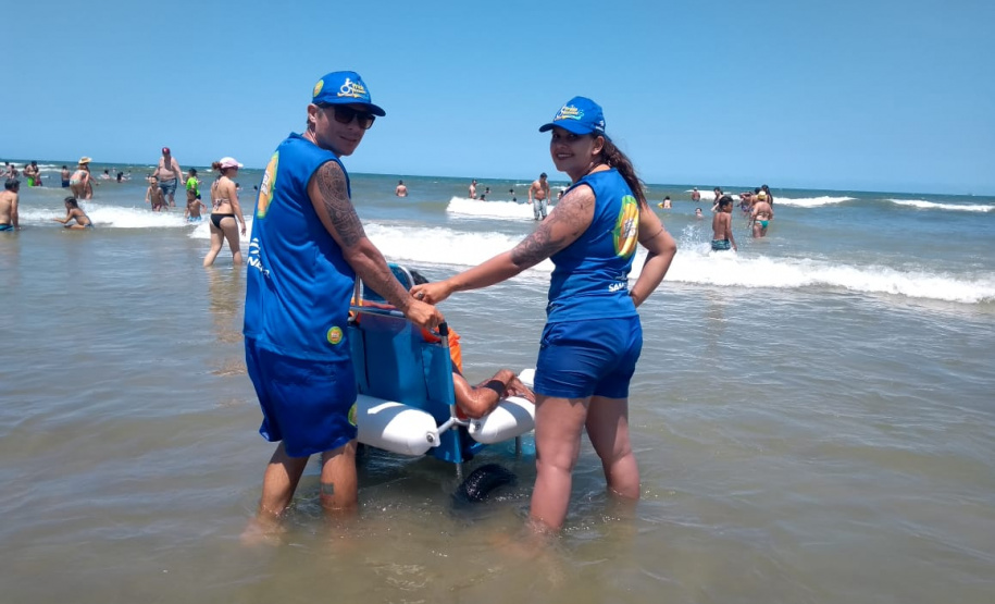 Cadeirantes e pessoas com dificuldade de locomoção podem tomar banho de mar no Litoral paranaense, graças ao Projeto Praia Acessível, desenvolvido em parceria pela Companhia de Saneamento do Paraná (Sanepar) e Secretaria Estadual da Família e Desenvolvimento Social (SEDS)