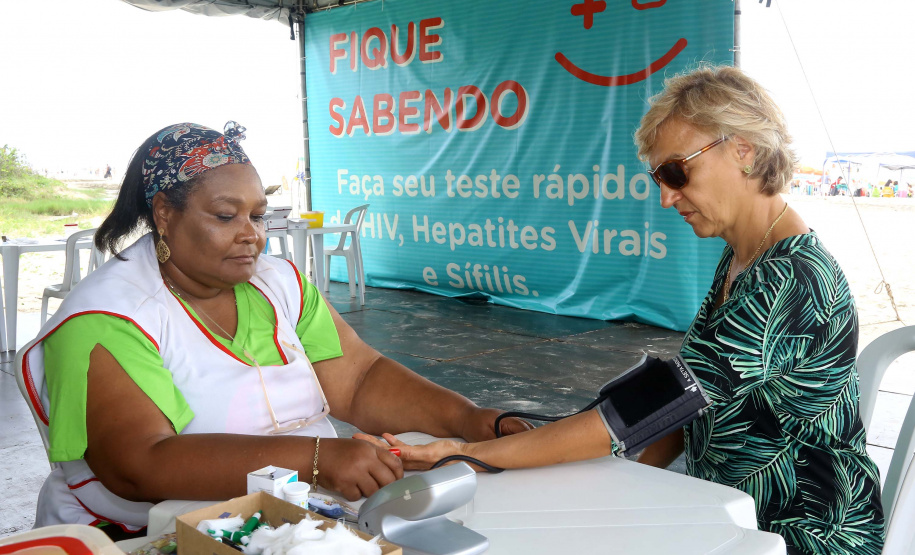 A população que aproveita a temporada no litoral paranaense pode ter acesso a serviços de saúde na areia da praia. Uma das ações da Operação Verão, do Governo do Estado, é a instalação de tendas na orla para oferecer testes rápidos de HIV, Sífilis e Hepatites B e C e aferição de pressão arterial e glicemia.  -  Litoral do Paraná, 02/01/2019  -  Foto: Jaelson Lucas/ANPr