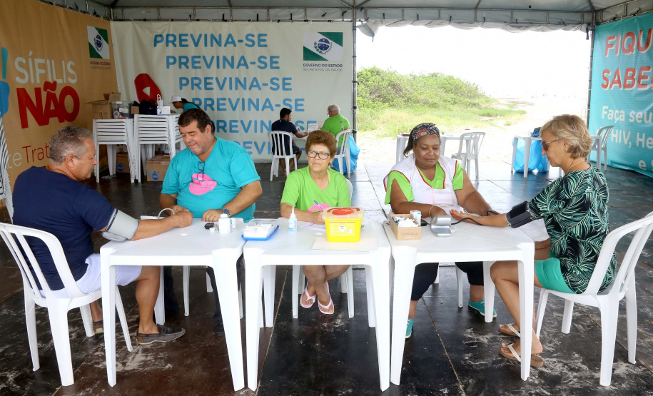 A população que aproveita a temporada no litoral paranaense pode ter acesso a serviços de saúde na areia da praia. Uma das ações da Operação Verão, do Governo do Estado, é a instalação de tendas na orla para oferecer testes rápidos de HIV, Sífilis e Hepatites B e C e aferição de pressão arterial e glicemia.  -  Litoral do Paraná, 02/01/2019  -  Foto: Jaelson Lucas/ANPr