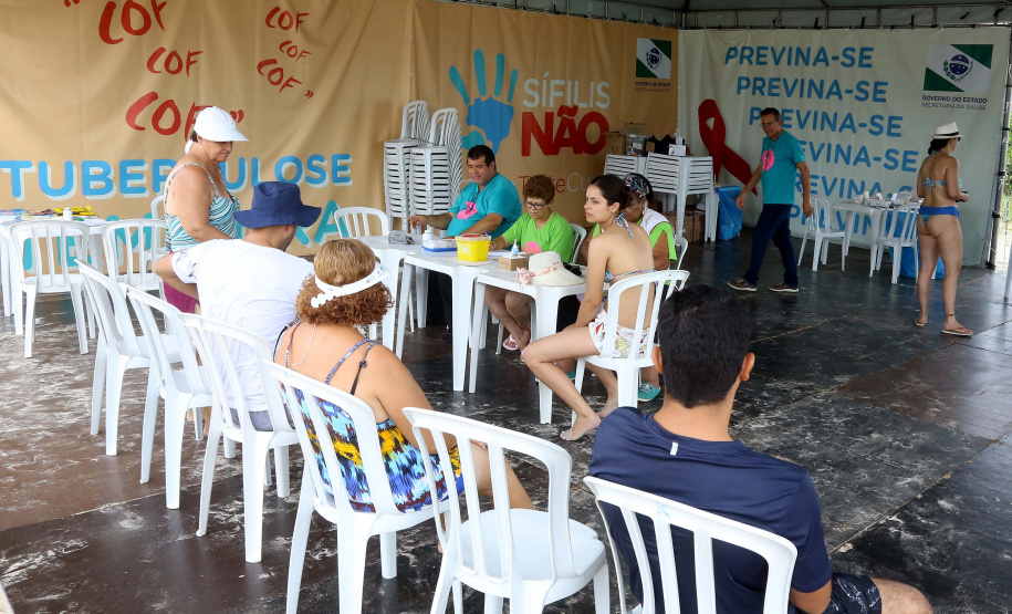 A população que aproveita a temporada no litoral paranaense pode ter acesso a serviços de saúde na areia da praia. Uma das ações da Operação Verão, do Governo do Estado, é a instalação de tendas na orla para oferecer testes rápidos de HIV, Sífilis e Hepatites B e C e aferição de pressão arterial e glicemia.  -  Litoral do Paraná, 02/01/2019  -  Foto: Jaelson Lucas/ANPr