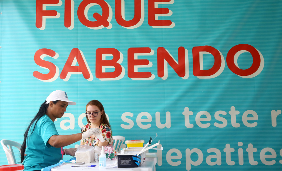 A população que aproveita a temporada no litoral paranaense pode ter acesso a serviços de saúde na areia da praia. Uma das ações da Operação Verão, do Governo do Estado, é a instalação de tendas na orla para oferecer testes rápidos de HIV, Sífilis e Hepatites B e C e aferição de pressão arterial e glicemia.  -  Litoral do Paraná, 02/01/2019  -  Foto: Jaelson Lucas/ANPr