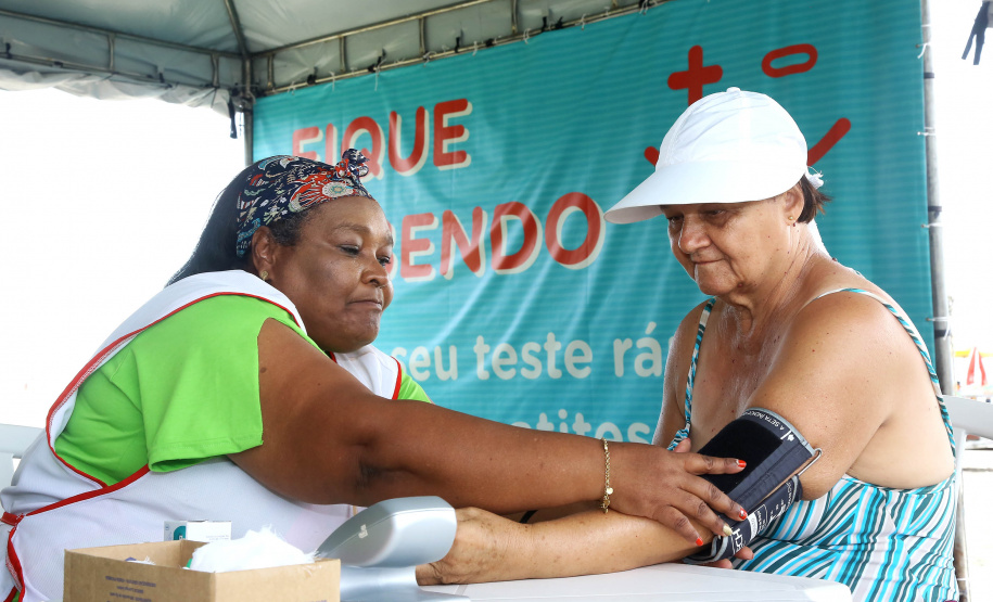 A população que aproveita a temporada no litoral paranaense pode ter acesso a serviços de saúde na areia da praia. Uma das ações da Operação Verão, do Governo do Estado, é a instalação de tendas na orla para oferecer testes rápidos de HIV, Sífilis e Hepatites B e C e aferição de pressão arterial e glicemia.  -  Litoral do Paraná, 02/01/2019  -  Foto: Jaelson Lucas/ANPr