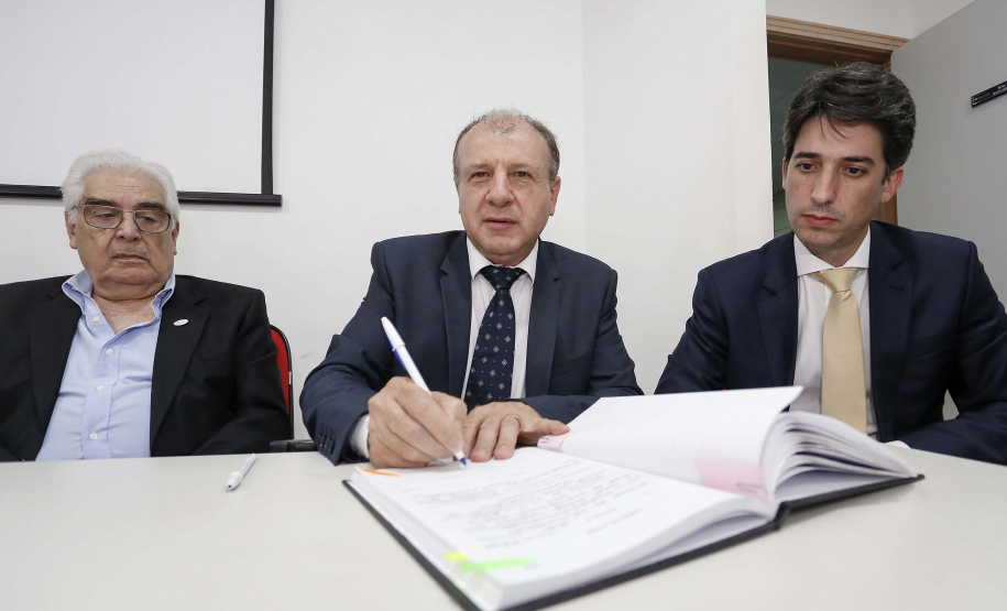 Posse do Conselho de Administração do Serviço Social Autônomo Paranacidade. Tomaram posse os secretários João Carlos Ortega, secretário do Desenvolvimento Urbano; René de Oliveira Garcia Júnior, secretário da Fazenda e Valdemar Bernardo Jorge, secretário do Planejamento.  ? Curitiba, 02/01/2019  -  Foto: Arnaldo Alves/ANPr