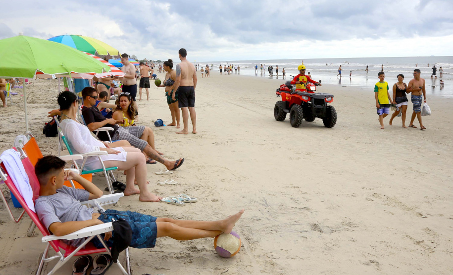 As águas das praias, represas e rios do Estado continuam com boa qualidade. De acordo com o terceiro boletim de balneabilidade do verão emitido nesta sexta-feira (04) pelo Instituto Ambiental do Paraná (IAP), dos 49 pontos monitorados semanalmente no Litoral apenas um se mantêm impróprio para banho. Litoral do Paraná, 04/01/2019 - Foto: Jaelson Lucas/ANPr