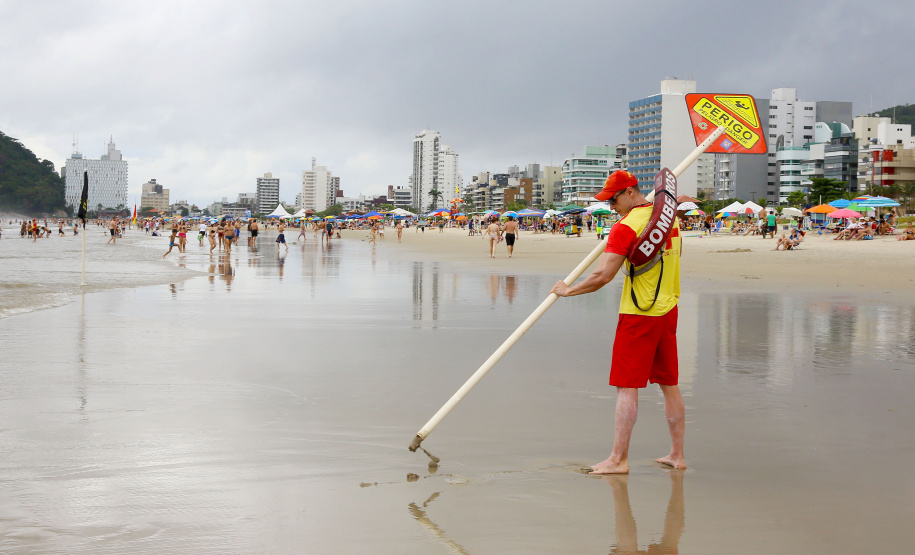 As águas das praias, represas e rios do Estado continuam com boa qualidade. De acordo com o terceiro boletim de balneabilidade do verão emitido nesta sexta-feira (04) pelo Instituto Ambiental do Paraná (IAP), dos 49 pontos monitorados semanalmente no Litoral apenas um se mantêm impróprio para banho. Litoral do Paraná, 04/01/2019 - Foto: Jaelson Lucas/ANPr
