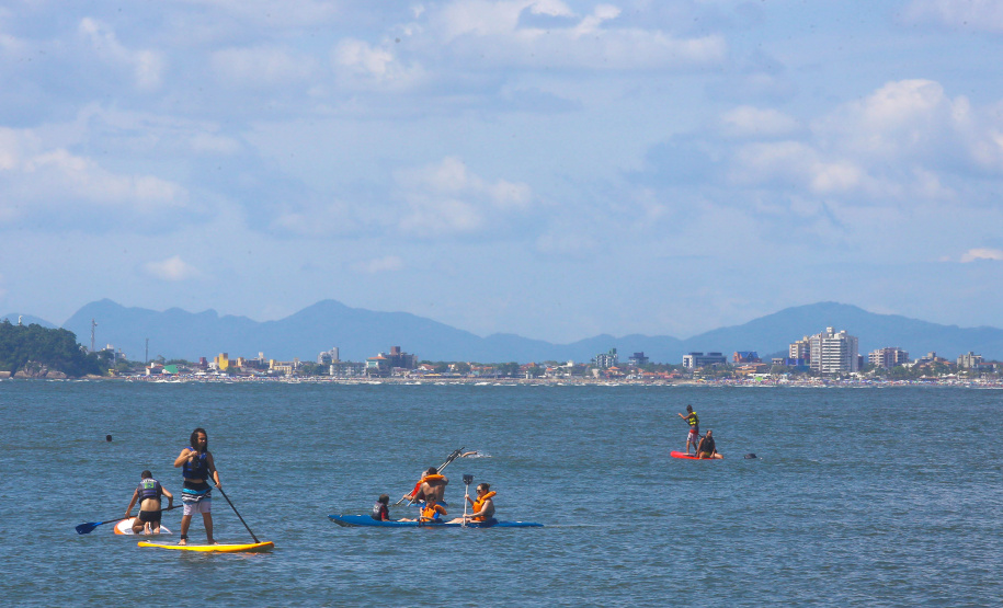 As águas das praias, represas e rios do Estado continuam com boa qualidade. De acordo com o terceiro boletim de balneabilidade do verão emitido nesta sexta-feira (04) pelo Instituto Ambiental do Paraná (IAP), dos 49 pontos monitorados semanalmente no Litoral apenas um se mantêm impróprio para banho. Litoral do Paraná, 04/01/2019 - Foto: Jaelson Lucas/ANPr