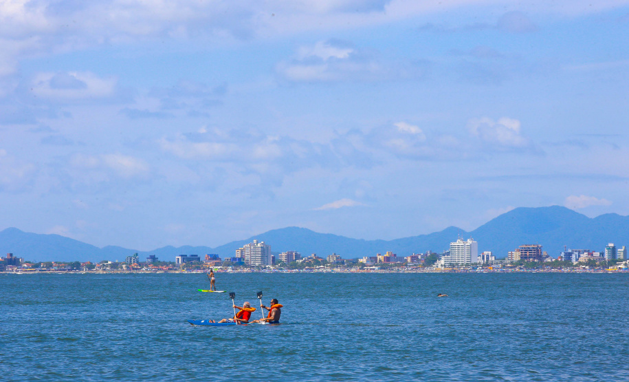 As águas das praias, represas e rios do Estado continuam com boa qualidade. De acordo com o terceiro boletim de balneabilidade do verão emitido nesta sexta-feira (04) pelo Instituto Ambiental do Paraná (IAP), dos 49 pontos monitorados semanalmente no Litoral apenas um se mantêm impróprio para banho. Litoral do Paraná, 04/01/2019 - Foto: Jaelson Lucas/ANPr