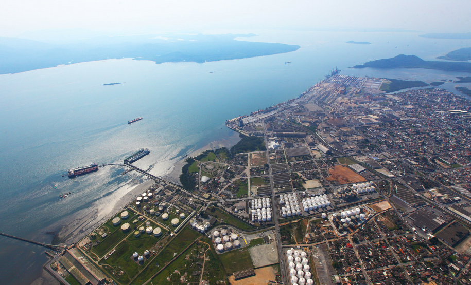 A Administração dos Portos de Paranaguá e Antonina (Appa) promove em 23 de janeiro, às 19h, a audiência pública para apresentação do projeto de ampliação do cais de acostagem do Porto de Paranaguá. A reunião será no salão social do Santuário do Rocio (praça Padre Thomaz Sheehan, 211) e toda comunidade pode participar. - Foto: André Kasczeszen/Arquivo ANPr