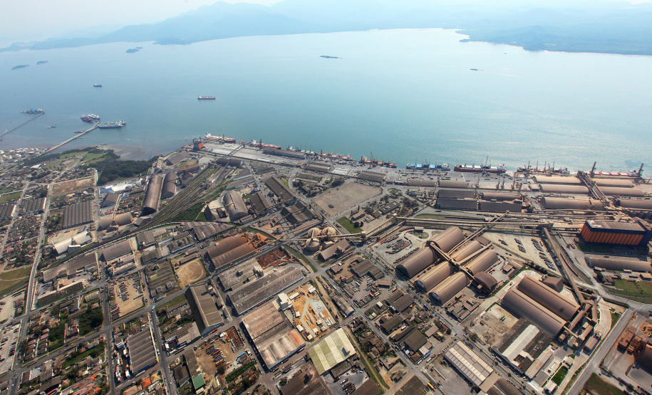 A Administração dos Portos de Paranaguá e Antonina (Appa) promove em 23 de janeiro, às 19h, a audiência pública para apresentação do projeto de ampliação do cais de acostagem do Porto de Paranaguá. A reunião será no salão social do Santuário do Rocio (praça Padre Thomaz Sheehan, 211) e toda comunidade pode participar. - Foto: André Kasczeszen/Arquivo ANPr