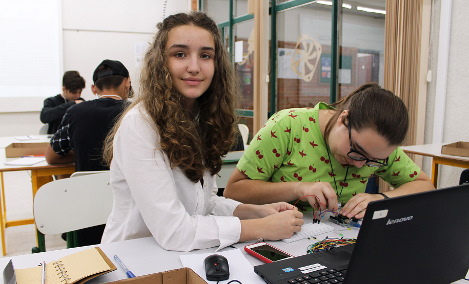 Estudantes do Ensino Fundamental e Médio de escolas públicas e particulares, e universitários do Paraná e de Santa Catarina, iniciaram nesta segunda-feira (7) oficinas bilíngues de aprendizagem criativa com acadêmicos do Instituto de Tecnologia de Massachusetts (MIT - Massachusetts Institute of Technology) ofertadas pela Secretaria de Estado da Educação em parceria com o Instituto norte-americano.  -  Curitiba, 07/01/2019  -  Foto: Fernando Jesus/SEED