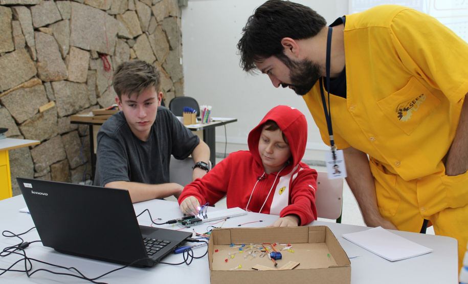 Estudantes do Ensino Fundamental e Médio de escolas públicas e particulares, e universitários do Paraná e de Santa Catarina, iniciaram nesta segunda-feira (7) oficinas bilíngues de aprendizagem criativa com acadêmicos do Instituto de Tecnologia de Massachusetts (MIT - Massachusetts Institute of Technology) ofertadas pela Secretaria de Estado da Educação em parceria com o Instituto norte-americano.  -  Curitiba, 07/01/2019  -  Foto: Fernando Jesus/SEED