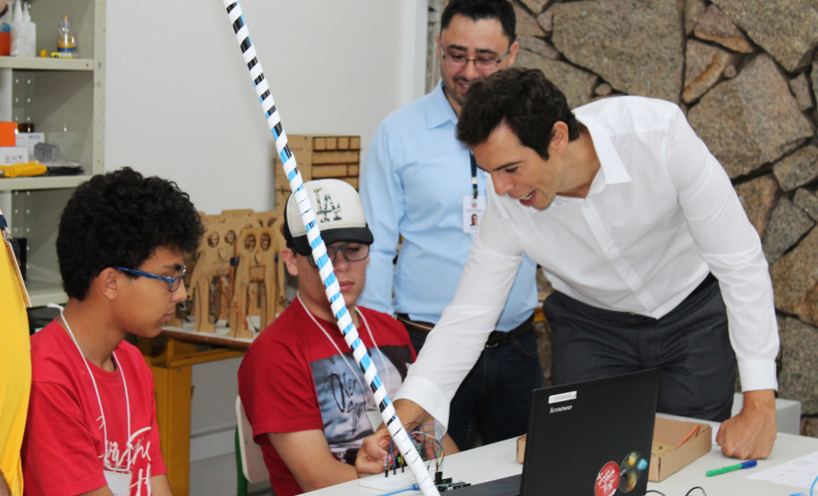 Estudantes do Ensino Fundamental e Médio de escolas públicas e particulares, e universitários do Paraná e de Santa Catarina, iniciaram nesta segunda-feira (7) oficinas bilíngues de aprendizagem criativa com acadêmicos do Instituto de Tecnologia de Massachusetts (MIT - Massachusetts Institute of Technology) ofertadas pela Secretaria de Estado da Educação em parceria com o Instituto norte-americano.  -  Curitiba, 07/01/2019  -  Foto: Fernando Jesus/SEED