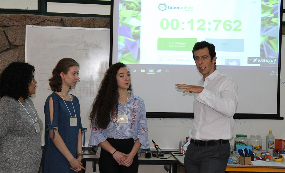 Estudantes do Ensino Fundamental e Médio de escolas públicas e particulares, e universitários do Paraná e de Santa Catarina, iniciaram nesta segunda-feira (7) oficinas bilíngues de aprendizagem criativa com acadêmicos do Instituto de Tecnologia de Massachusetts (MIT - Massachusetts Institute of Technology) ofertadas pela Secretaria de Estado da Educação em parceria com o Instituto norte-americano.  -  Curitiba, 07/01/2019  -  Foto: Fernando Jesus/SEED