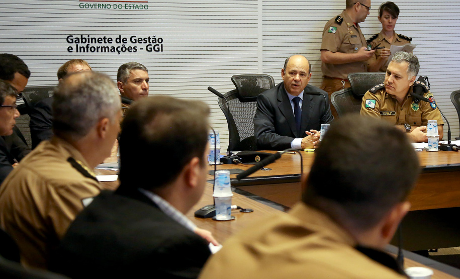 Representantes de secretárias, órgãos e autarquias envolvidas na Operação Verão 2018/2019 apresentaram nesta segunda-feira (7) ao secretário de Estado de Segurança Pública e novo coordenador da operação, Luiz Felipe Carbonell, um balanço dos números alcançados entre os dias 21 de dezembro de 2018 e 4 de janeiro deste ano, além de um resumo das atividades que estão sendo feitas. A reunião ocorreu no Palácio Iguaçu, em Curitiba. - Curitiba, 07/01/2019 - Foto: Jaelson Lucas/ANPr