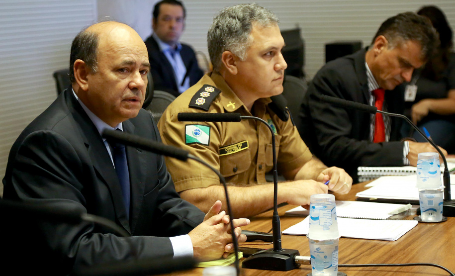 Representantes de secretárias, órgãos e autarquias envolvidas na Operação Verão 2018/2019 apresentaram nesta segunda-feira (7) ao secretário de Estado de Segurança Pública e novo coordenador da operação, Luiz Felipe Carbonell, um balanço dos números alcançados entre os dias 21 de dezembro de 2018 e 4 de janeiro deste ano, além de um resumo das atividades que estão sendo feitas. A reunião ocorreu no Palácio Iguaçu, em Curitiba. - Curitiba, 07/01/2019 - Foto: Jaelson Lucas/ANPr