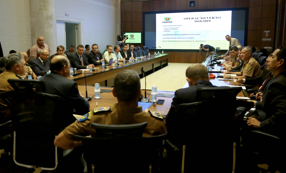 Representantes de secretárias, órgãos e autarquias envolvidas na Operação Verão 2018/2019 apresentaram nesta segunda-feira (7) ao secretário de Estado de Segurança Pública e novo coordenador da operação, Luiz Felipe Carbonell, um balanço dos números alcançados entre os dias 21 de dezembro de 2018 e 4 de janeiro deste ano, além de um resumo das atividades que estão sendo feitas. A reunião ocorreu no Palácio Iguaçu, em Curitiba. - Curitiba, 07/01/2019 - Foto: Jaelson Lucas/ANPr