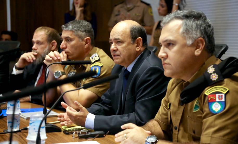 Representantes de secretárias, órgãos e autarquias envolvidas na Operação Verão 2018/2019 apresentaram nesta segunda-feira (7) ao secretário de Estado de Segurança Pública e novo coordenador da operação, Luiz Felipe Carbonell, um balanço dos números alcançados entre os dias 21 de dezembro de 2018 e 4 de janeiro deste ano, além de um resumo das atividades que estão sendo feitas. A reunião ocorreu no Palácio Iguaçu, em Curitiba. - Curitiba, 07/01/2019 - Foto: Jaelson Lucas/ANPr