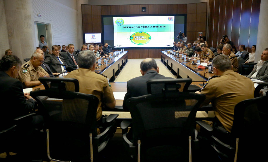 Representantes de secretárias, órgãos e autarquias envolvidas na Operação Verão 2018/2019 apresentaram nesta segunda-feira (7) ao secretário de Estado de Segurança Pública e novo coordenador da operação, Luiz Felipe Carbonell, um balanço dos números alcançados entre os dias 21 de dezembro de 2018 e 4 de janeiro deste ano, além de um resumo das atividades que estão sendo feitas. A reunião ocorreu no Palácio Iguaçu, em Curitiba. - Curitiba, 07/01/2019 - Foto: Jaelson Lucas/ANPr