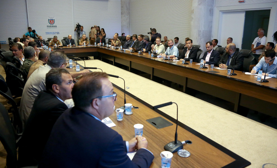 Representantes de secretárias, órgãos e autarquias envolvidas na Operação Verão 2018/2019 apresentaram nesta segunda-feira (7) ao secretário de Estado de Segurança Pública e novo coordenador da operação, Luiz Felipe Carbonell, um balanço dos números alcançados entre os dias 21 de dezembro de 2018 e 4 de janeiro deste ano, além de um resumo das atividades que estão sendo feitas. A reunião ocorreu no Palácio Iguaçu, em Curitiba. - Curitiba, 07/01/2019 - Foto: Jaelson Lucas/ANPr