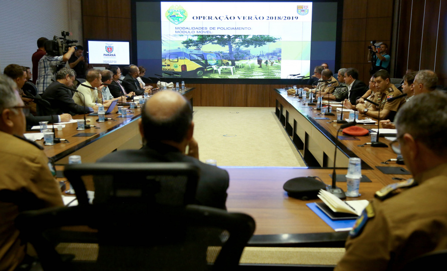 Representantes de secretárias, órgãos e autarquias envolvidas na Operação Verão 2018/2019 apresentaram nesta segunda-feira (7) ao secretário de Estado de Segurança Pública e novo coordenador da operação, Luiz Felipe Carbonell, um balanço dos números alcançados entre os dias 21 de dezembro de 2018 e 4 de janeiro deste ano, além de um resumo das atividades que estão sendo feitas. A reunião ocorreu no Palácio Iguaçu, em Curitiba. - Curitiba, 07/01/2019 - Foto: Jaelson Lucas/ANPr