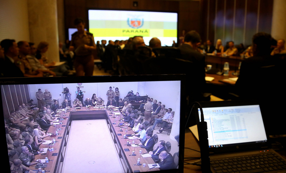 Representantes de secretárias, órgãos e autarquias envolvidas na Operação Verão 2018/2019 apresentaram nesta segunda-feira (7) ao secretário de Estado de Segurança Pública e novo coordenador da operação, Luiz Felipe Carbonell, um balanço dos números alcançados entre os dias 21 de dezembro de 2018 e 4 de janeiro deste ano, além de um resumo das atividades que estão sendo feitas. A reunião ocorreu no Palácio Iguaçu, em Curitiba. - Curitiba, 07/01/2019 - Foto: Jaelson Lucas/ANPr