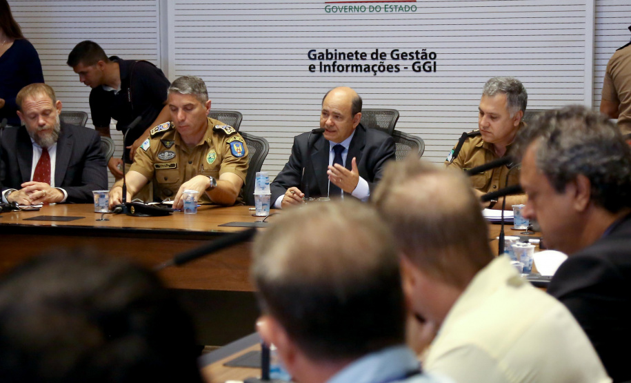 Representantes de secretárias, órgãos e autarquias envolvidas na Operação Verão 2018/2019 apresentaram nesta segunda-feira (7) ao secretário de Estado de Segurança Pública e novo coordenador da operação, Luiz Felipe Carbonell, um balanço dos números alcançados entre os dias 21 de dezembro de 2018 e 4 de janeiro deste ano, além de um resumo das atividades que estão sendo feitas. A reunião ocorreu no Palácio Iguaçu, em Curitiba. - Curitiba, 07/01/2019 - Foto: Jaelson Lucas/ANPr