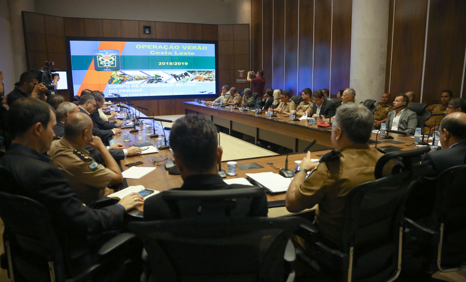 Representantes de secretárias, órgãos e autarquias envolvidas na Operação Verão 2018/2019 apresentaram nesta segunda-feira (7) ao secretário de Estado de Segurança Pública e novo coordenador da operação, Luiz Felipe Carbonell, um balanço dos números alcançados entre os dias 21 de dezembro de 2018 e 4 de janeiro deste ano, além de um resumo das atividades que estão sendo feitas. A reunião ocorreu no Palácio Iguaçu, em Curitiba. - Curitiba, 07/01/2019 - Foto: Jaelson Lucas/ANPr