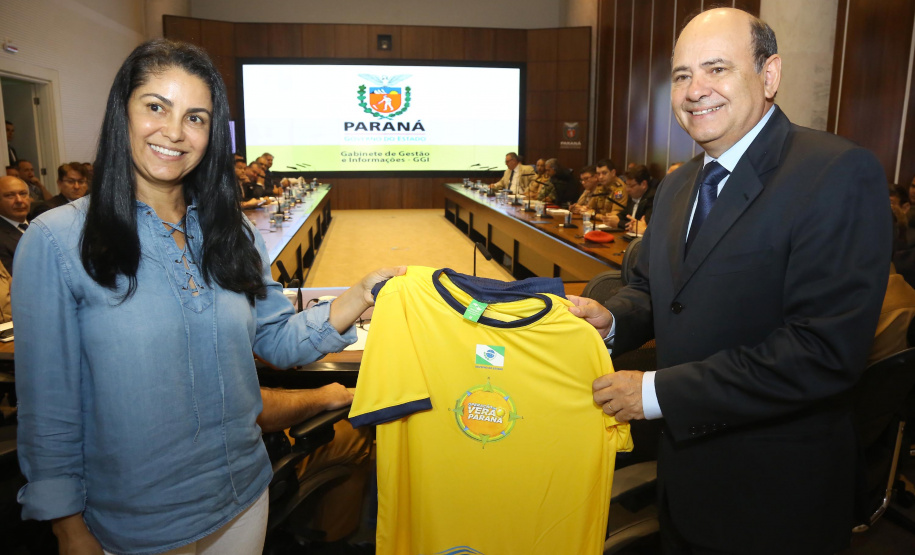 Representantes de secretárias, órgãos e autarquias envolvidas na Operação Verão 2018/2019 apresentaram nesta segunda-feira (7) ao secretário de Estado de Segurança Pública e novo coordenador da operação, Luiz Felipe Carbonell, um balanço dos números alcançados entre os dias 21 de dezembro de 2018 e 4 de janeiro deste ano, além de um resumo das atividades que estão sendo feitas. A reunião ocorreu no Palácio Iguaçu, em Curitiba. - Curitiba, 07/01/2019 - Foto: Jaelson Lucas/ANPr