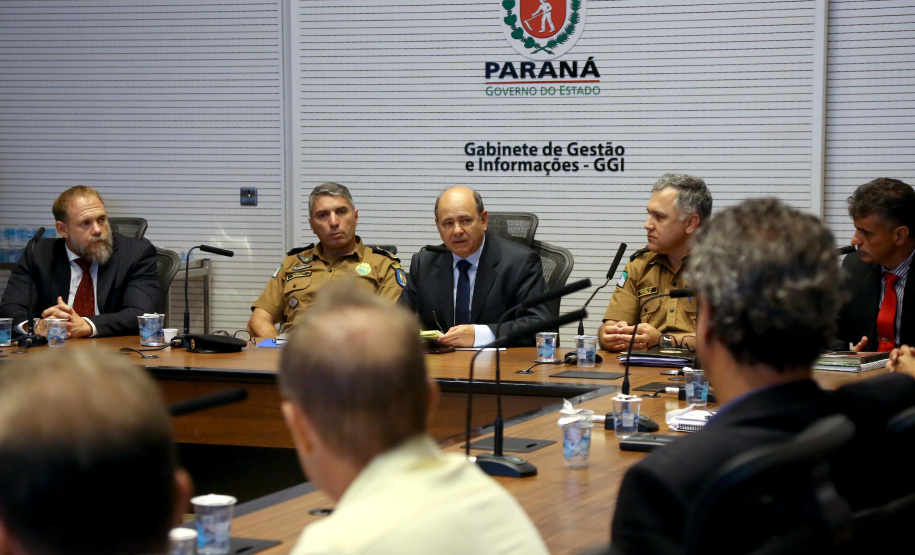 Representantes de secretárias, órgãos e autarquias envolvidas na Operação Verão 2018/2019 apresentaram nesta segunda-feira (7) ao secretário de Estado de Segurança Pública e novo coordenador da operação, Luiz Felipe Carbonell, um balanço dos números alcançados entre os dias 21 de dezembro de 2018 e 4 de janeiro deste ano, além de um resumo das atividades que estão sendo feitas. A reunião ocorreu no Palácio Iguaçu, em Curitiba. - Curitiba, 07/01/2019 - Foto: Jaelson Lucas/ANPr