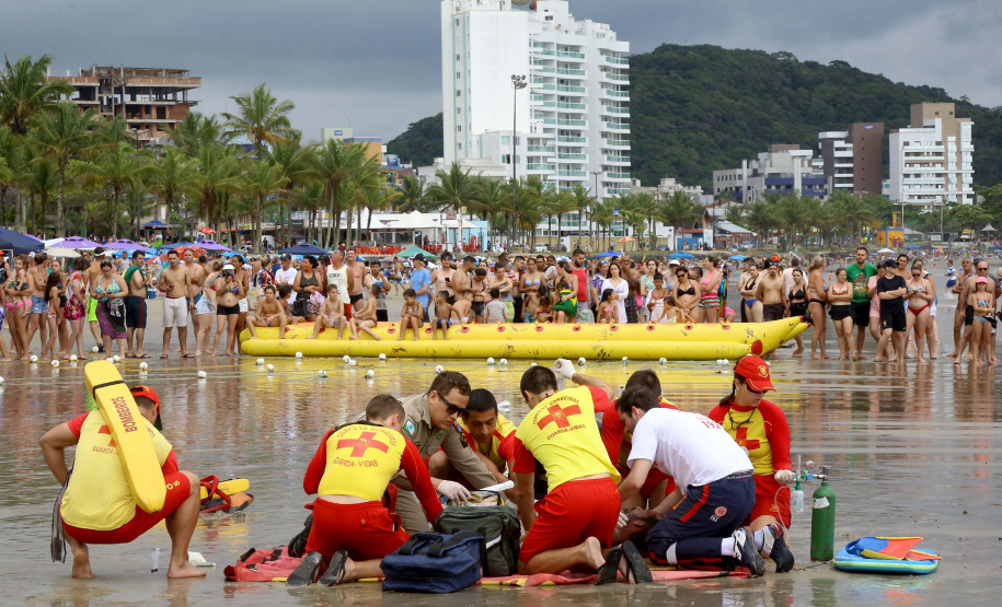Limpeza das praias, saúde e segurança são destaques na temporada. Mais de 174 toneladas de lixo foram recolhidas nas praias do Paraná pela Sanepar, houve cerca de 700 atendimentos médicos feitos pela equipe da Secretaria da Saúde. Operação Verão, 2018/2019 - Foto: Jaelson Lucas/ANPr