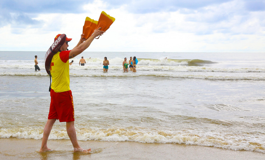 Limpeza das praias, saúde e segurança são destaques na temporada. Mais de 174 toneladas de lixo foram recolhidas nas praias do Paraná pela Sanepar, houve cerca de 700 atendimentos médicos feitos pela equipe da Secretaria da Saúde. Operação Verão, 2018/2019 - Foto: Jaelson Lucas/ANPr
